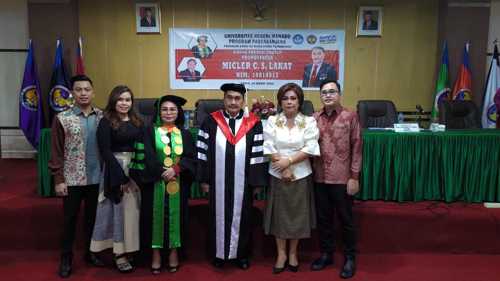 Sekda Micler CS Lakat didampingi keluarga mengabadikan momen bersama Rektor Unima Deitje Katuuk.